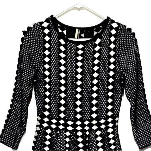 Topshop Geometric Print Thick Knit Dress Size 6 Black White Knee Length Flare - Picture 3 of 10